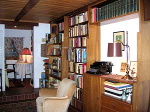 Schlei Zimmer Am Kamin mit Bücherregal